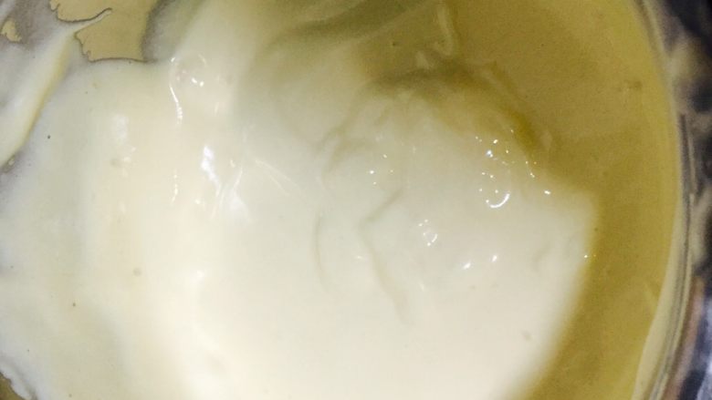 超级柔软的北海道戚风蛋糕,把1/3蛋白到蛋黄面糊里,用橡皮刮刀轻轻拌匀再把拌匀的面糊重新倒回蛋白盆里,继续用橡皮刮刀翻拌均匀