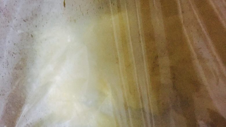 超级柔软的北海道戚风蛋糕,奶锅重新小火加热,边加热边不停搅拌直到面糊沸腾,变浓稠后关火,把煮好的蛋乳泥倒入坐在冰水的碗里不停搅拌,不结块、不起疙瘩。搅拌到差不多冷却时用保鲜膜盖起来,放在冰箱里