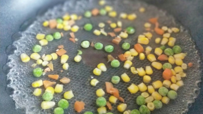 #春节家宴#色彩斑斓的清炒虾仁,彩蔬丁焯水,断生即可。