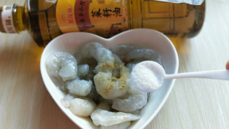 #春节家宴#色彩斑斓的清炒虾仁,加入盐,腌制15分钟。