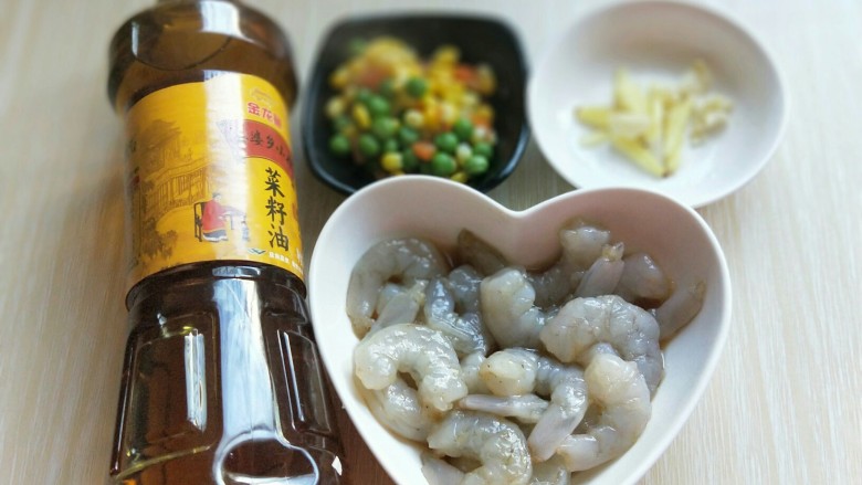 #春节家宴#色彩斑斓的清炒虾仁,准备工作完成,姜蒜去皮切碎。