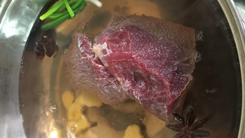 凉拌牛肉,牛肉放锅里煮,放两勺盐