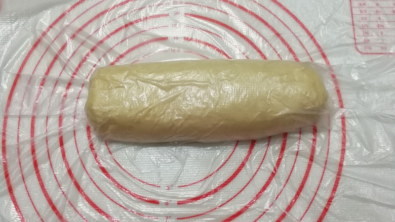 自制健康小油条,然后盖上保鲜膜,周围按压排气密封起来,直接这样饧发8小时以上;(冬天可以这样室温饧发,夏天密封放冰箱饧发,建议晚上活面第二天早晨制作)