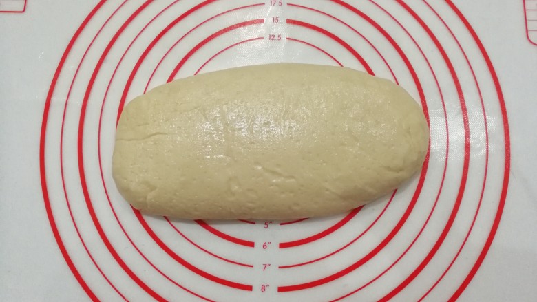 自制健康小油条,看!饧发好的面团变得圆胖了哈;