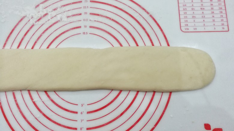 自制健康小油条,然后用手压扁;