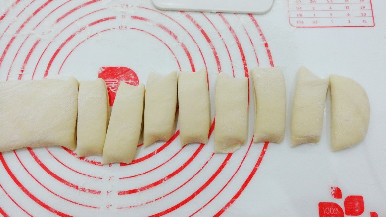 自制健康小油条,然后用手压扁;
