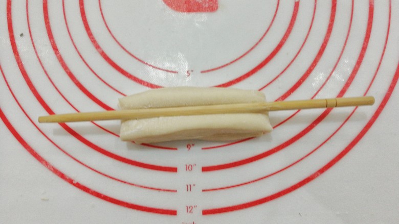 自制健康小油条,再用比较细一点的筷子在中间压出一道印;