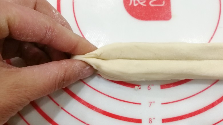 自制健康小油条,然后如图将两头再竖着捏紧实;