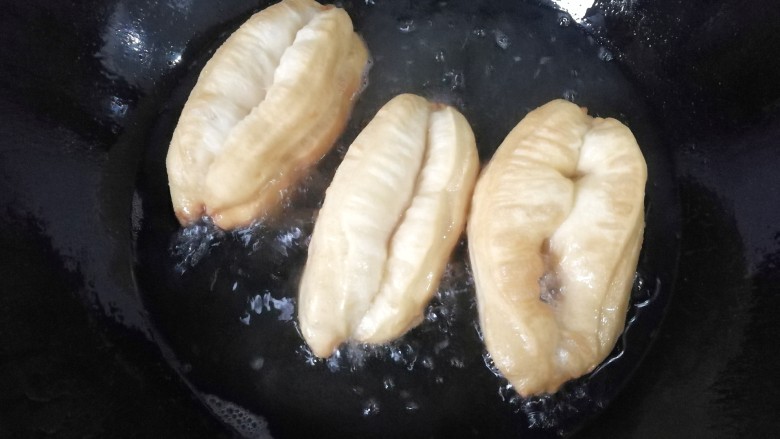 自制健康小油条,锅中入适量油,七八成热时放入油条胚炸制,其间要用长筷子不停的翻拨哈。炸至金黄色后捞起控油即成;