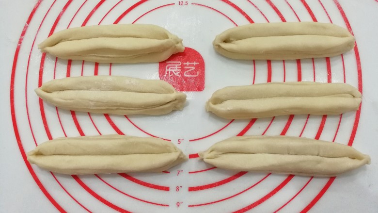 自制健康小油条,依次做完所有的油条生胚;