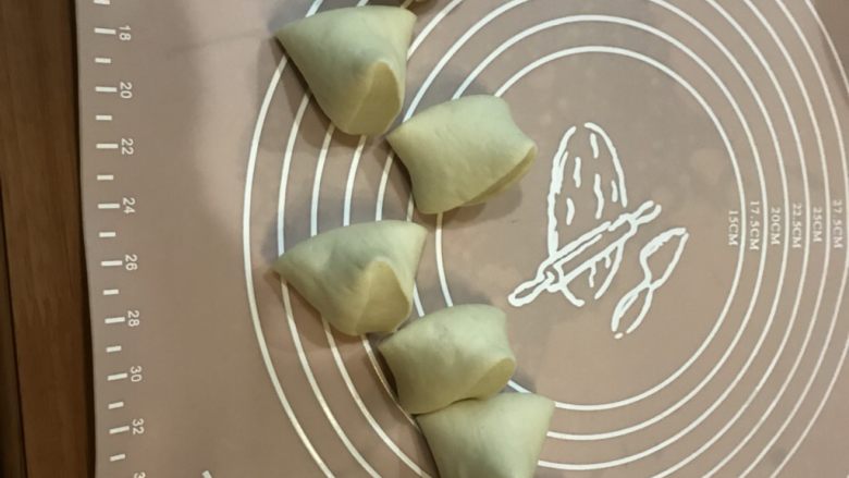 大肉包:芥菜猪肉大包子,切成大小均匀的剂子,不熟悉可以称秤。