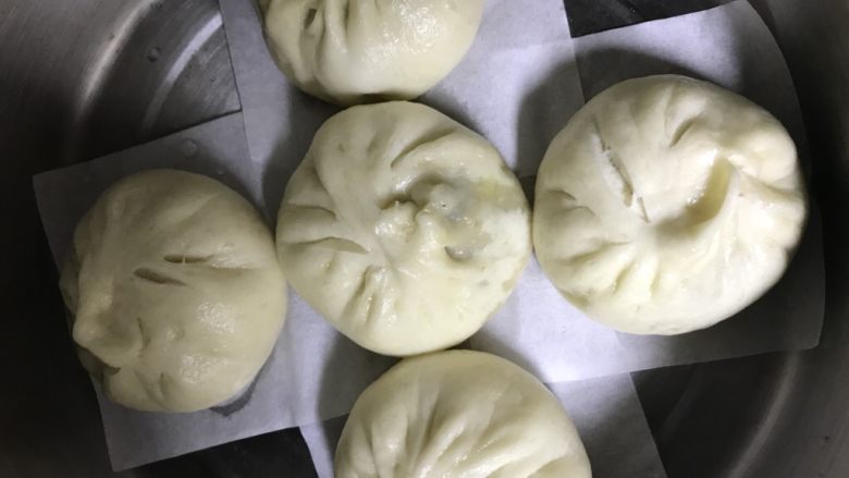 大肉包:芥菜猪肉大包子,发20分钟。大火蒸上气后,蒸25分钟。大包子哈,拳头那么大,如果只有一半大,或者馅少可以减少时间。蒸好后,一定要捂5分钟,再揭盖。