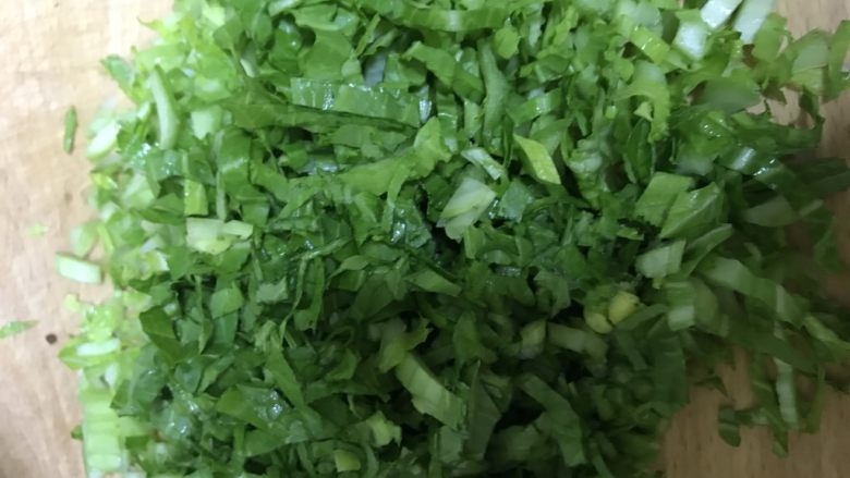 大肉包:芥菜猪肉大包子,芥菜切碎。