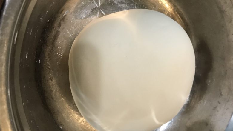大肉包:芥菜猪肉大包子,十分钟后,揉成光滑的面团