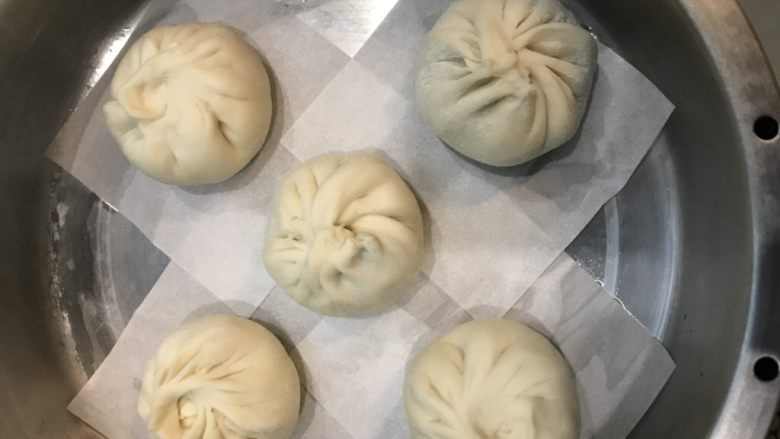 大肉包:芥菜猪肉大包子,下面垫油纸。锅里温度40度左右,二发。
