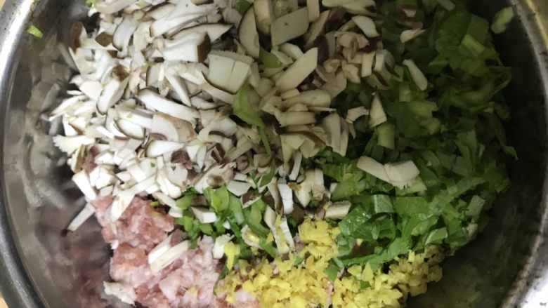 大肉包:芥菜猪肉大包子,所有材料混合在一起