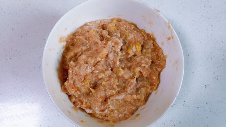 玫瑰花煎饺(无色素),搅打好的肉馅加入酱油、盐、蚝油、香油搅拌均匀