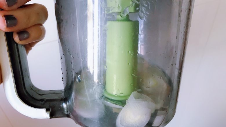 玫瑰花煎饺(无色素),面团松弛的时间开始准备馅料,首先将葱姜加水放入搅拌机搅打均匀