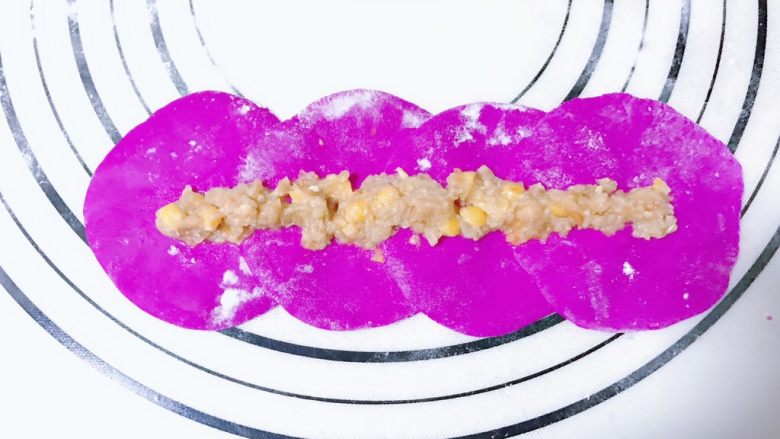 玫瑰花煎饺(无色素),馅料放在中间