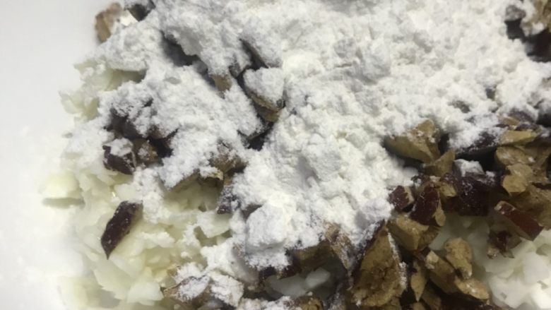 老北京清真小吃-糖卷果,山药切碎后会有粘液,没关系,直接和山药一起放到干净无<a style='color:red;display:inline-block;' href='/shicai/ 156925'>水</a>无油的盆里。