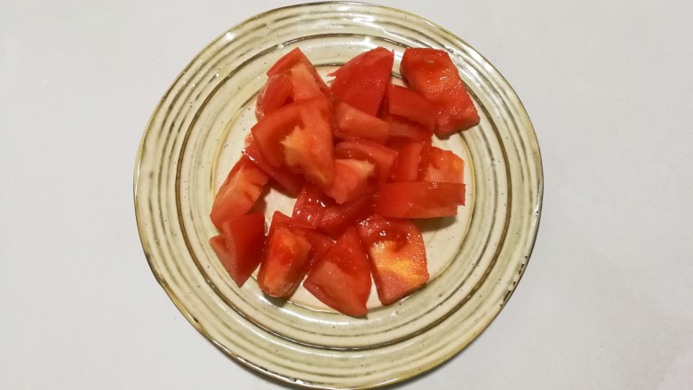 金枝玉叶香鲜榨菜番茄蛋花汤
,切小块盛盘