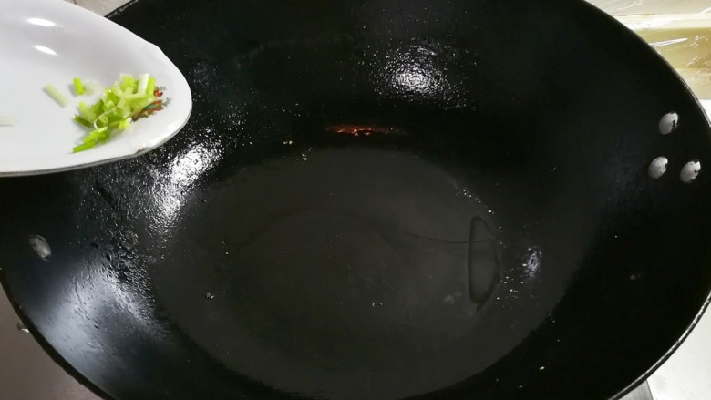 金枝玉叶香鲜榨菜番茄蛋花汤
,放入葱白