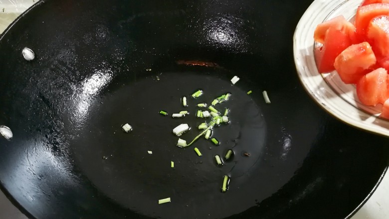 金枝玉叶香鲜榨菜番茄蛋花汤
,煎出香味放入番茄