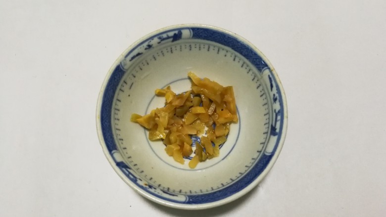 金枝玉叶香鲜榨菜番茄蛋花汤
,榨菜切碎