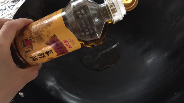 土豆烧鸡,炒锅烧热,加入适量的菜籽油烧热