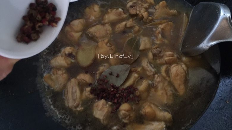 土豆烧鸡,加入香叶和花椒(不喜欢花椒的可不放)