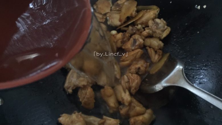 土豆烧鸡,加入没过鸡翅的清水