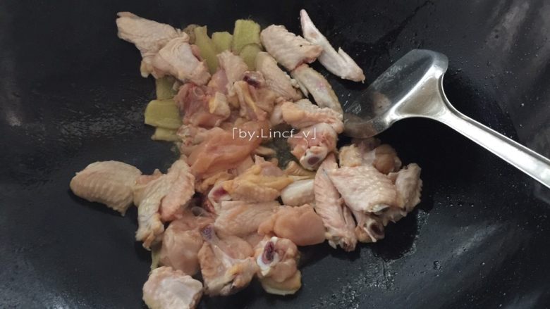 土豆烧鸡,倒入鸡翅块翻炒至8分熟