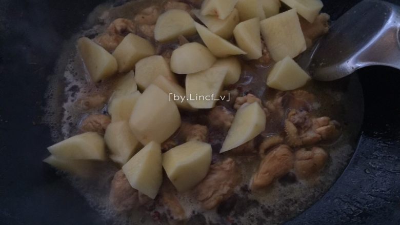 土豆烧鸡,加入土豆翻匀后盖上盖子大火焖煮至土豆软烂,汤汁入味