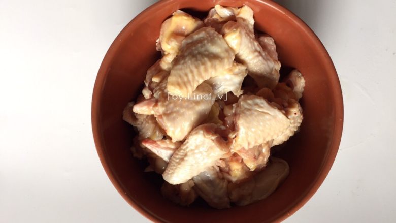 土豆烧鸡,将鸡翅洗净后切块