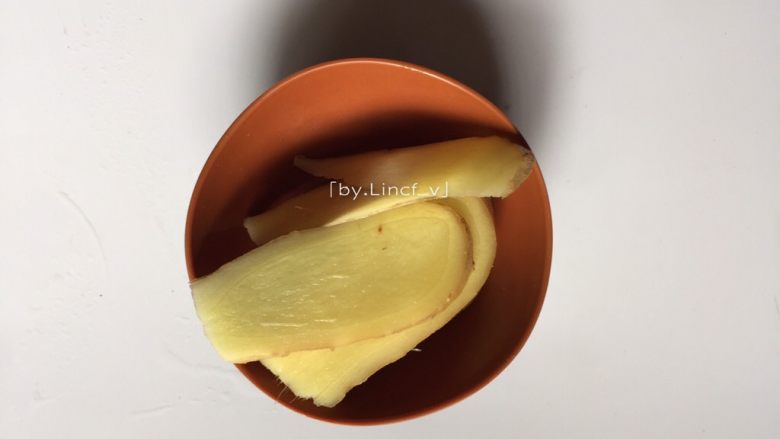 土豆烧鸡,生姜洗净切片