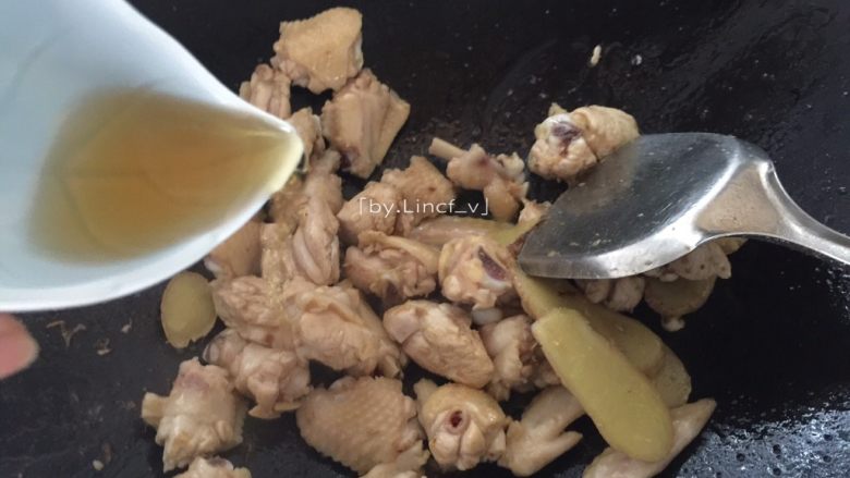 土豆烧鸡,加入适量料酒