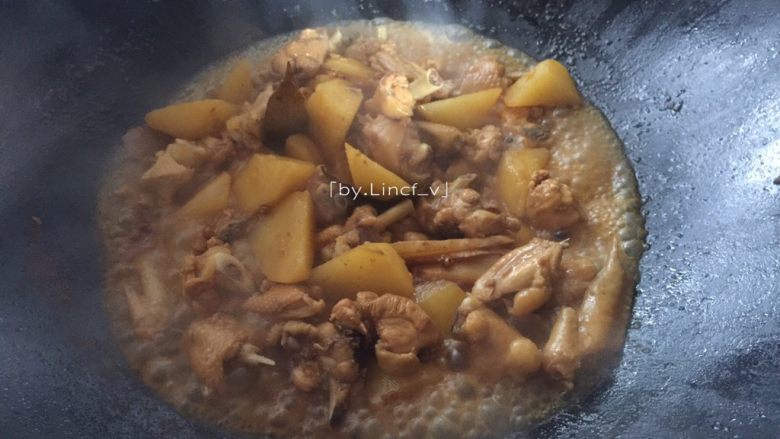 土豆烧鸡,接着掀盖收汁即可装盘食用