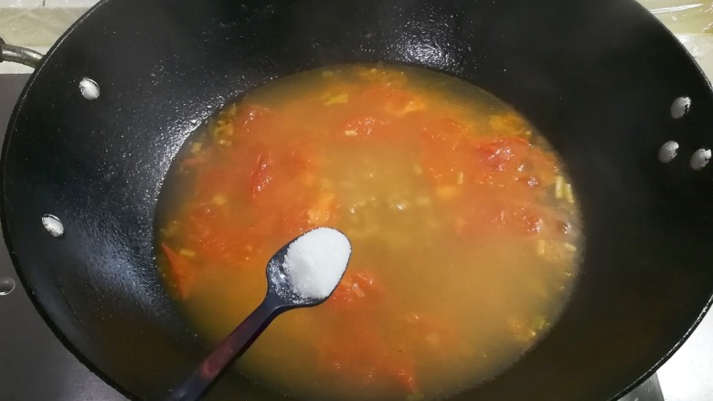 金枝玉叶香鲜榨菜番茄蛋花汤
,放一小勺盐