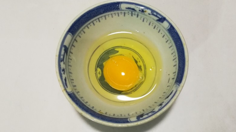 金枝玉叶香鲜榨菜番茄蛋花汤
,<a style='color:red;display:inline-block;' href='/shicai/ 9'>鸡蛋</a>打进碗里