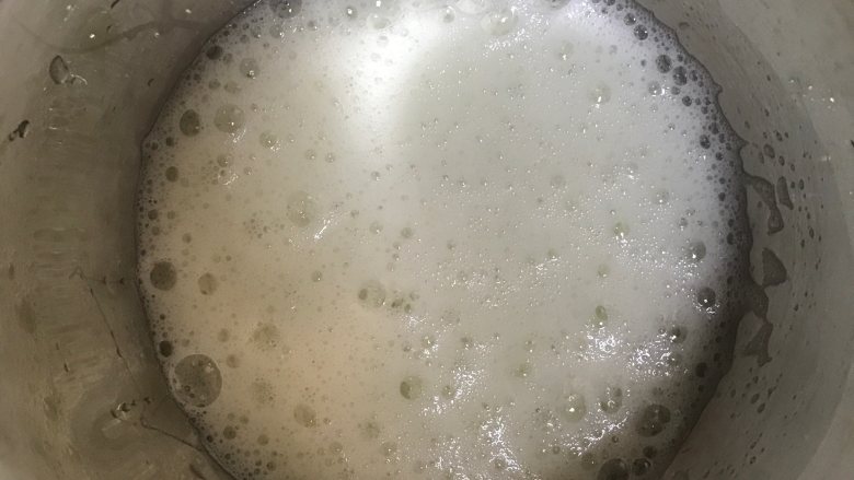 可可蛋糕吐司,打发蛋白
蛋白滴入几滴柠檬汁,中速打发至粗泡,此时加入三分之一白砂糖转高速打发