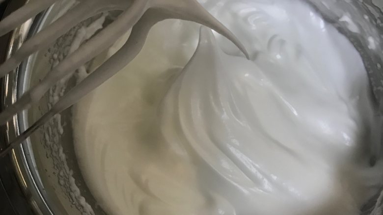 可可蛋糕吐司,分三次加入砂糖打发至9分发泡的状态,最后快要打发完成的时候打蛋器转中速打发1分钟稳定蛋白