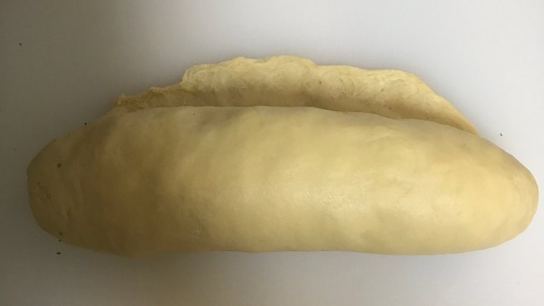 可可蛋糕吐司,卷起来放入450g土司盒,进行二次发酵。发酵至6分满即可。