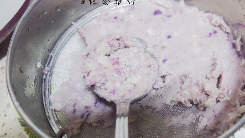 辅食10m+紫薯香芋卷,将紫薯芋头泥过筛这样会更细腻,如果想吃有颗粒感一点的也可以不过筛