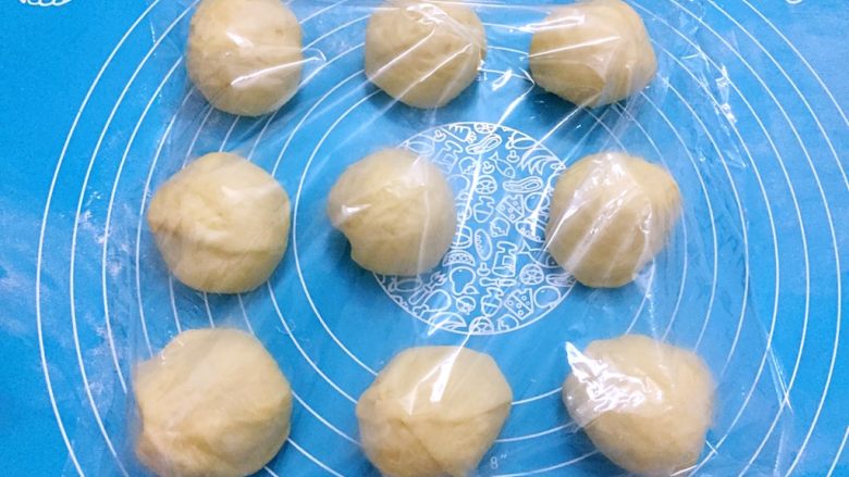 牛角面包,均匀地分成9份相同大小的面团,盖上保鲜膜醒发15分钟