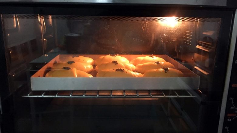 牛角面包,放入预热好的烤箱中,上火120度,下火150度,中层20分钟(上色满意后加盖锡纸直至烤完)