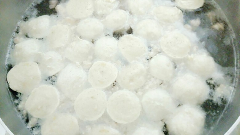 洪阳粿汁,肉丸煮开后放入肉末,搅拌一下肉末就散开了
