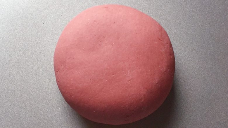 年年有余,先来和红色面团:将200克<a style='color:red;display:inline-block;' href='/shicai/ 519'>面粉</a>和2克红曲米粉、50克白糖放入盆中拌匀,加入酵母水(酵母粉加入温水中搅匀融化),边加边用筷子搅拌成絮状。再用手和成软硬适中的面团,盖上保鲜膜放温暖处发酵至2倍大。