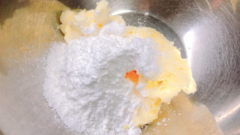 基础黄油饼干之汽车系列,在黄油里加入糖粉,搅拌均匀。请不要用细砂糖之类的东西代替糖粉,效果大打折扣哦!