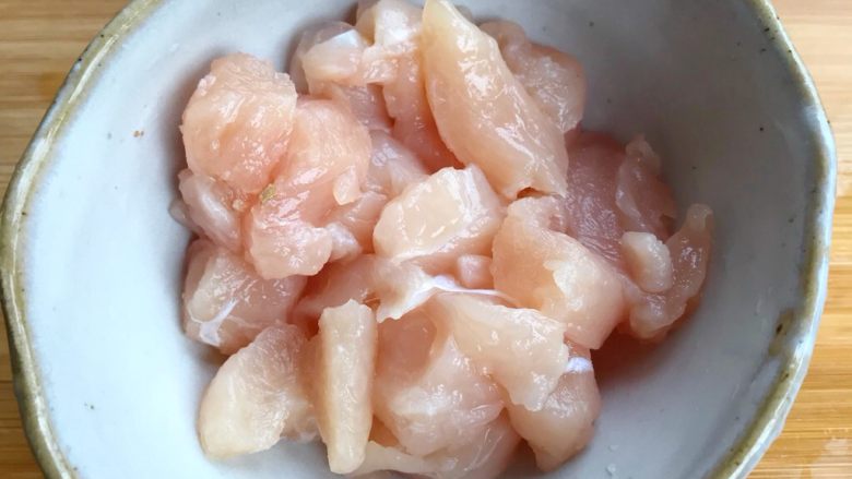 菠萝炒饭,鸡胸肉切丁，用<a style='color:red;display:inline-block;' href='/shicai/ 718'>料酒</a>和盐，<a style='color:red;display:inline-block;' href='/shicai/ 134296'>白胡椒粉</a>腌上。备用。