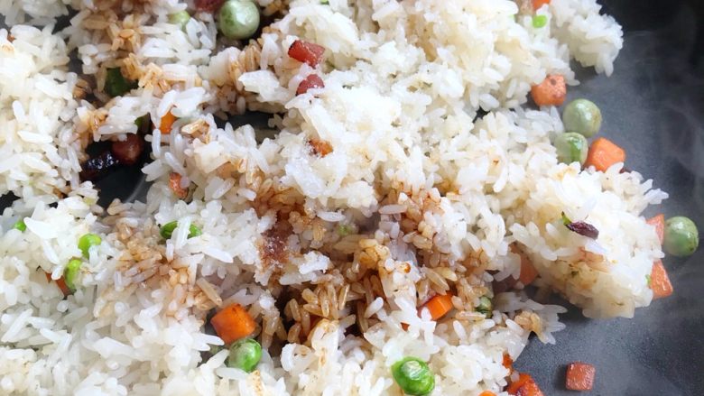 菠萝炒饭,米饭稍微炒散后，加点盐和<a style='color:red;display:inline-block;' href='/shicai/ 788'>生抽</a>。注意<a style='color:red;display:inline-block;' href='/shicai/ 788'>生抽</a>不要太多，影响菜品颜色。咸度可按照自家的口味。